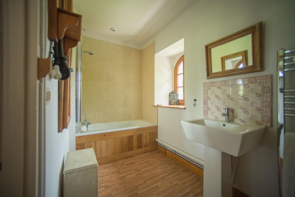 Family-sized bathroom at Rose Cottage.